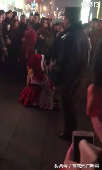 斗鱼三骚张琪格，圣诞节接头COS王者荣耀貂蝉，却被强行带上警车！