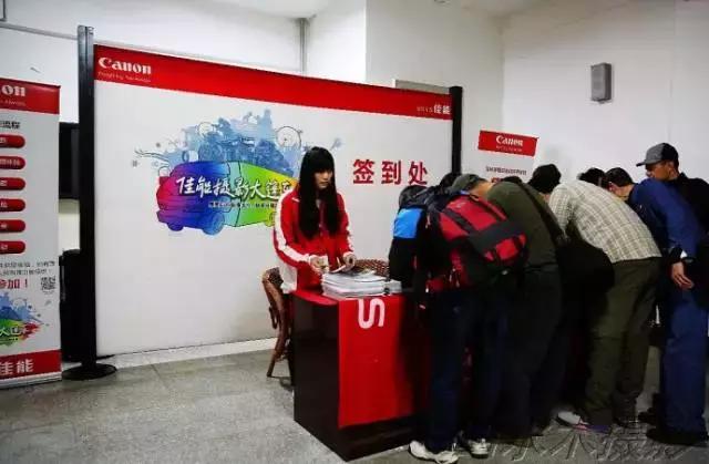 拍人像写真用佳能还是尼康,为什么佳能镜头比尼康便宜