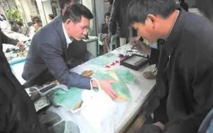 这群人，抽着6块钱的烟，住着50块的宾馆，却谈着上千万的生意？