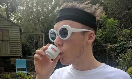 国内95后沉迷“吃鸡”时国外95后已通过社交媒体月入数千英镑了