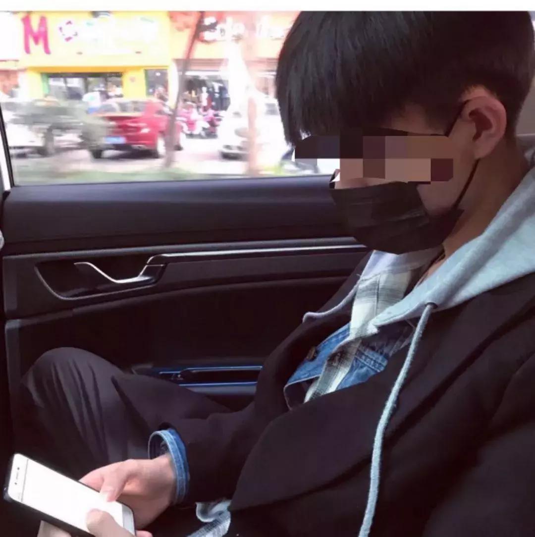 探探上划到了一个卖散粉的富二代帅哥,花痴记者买了几盒发现……