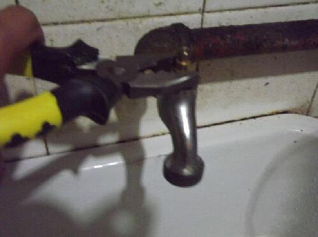 洗澡间水龙头开关滴水维修方法,净水器水龙头滴水维修视频教程