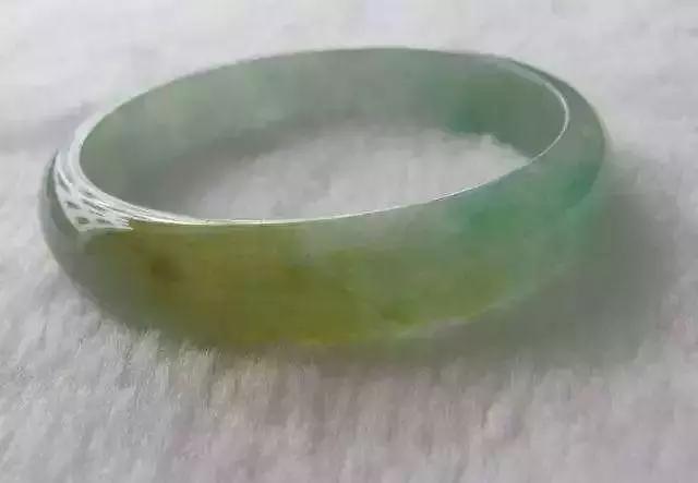 翡翠手镯戴时间长了发黄怎么回事,翡翠打紫光灯照发黄正常吗