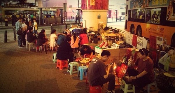 有小人侵扰，可以去香港打小人，这种地道的香港文化，不是诅咒