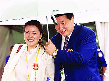 她是王义夫的妻子，也是一位神射手，培养出多位世界冠军