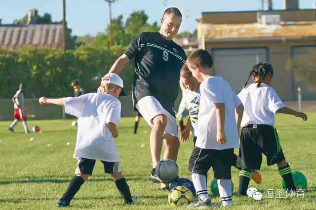 足球教练和体育老师,足球教练与足球老师区别到底在哪