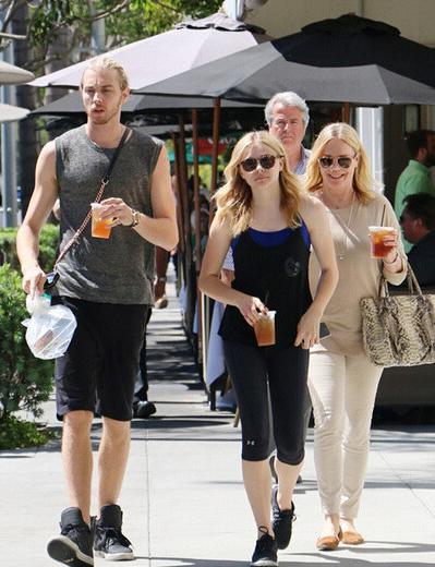 小贝大儿子与女友,小贝长子官宣订婚