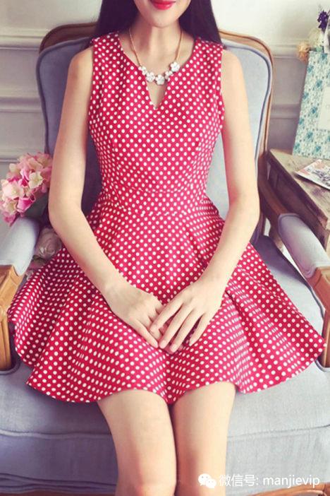 百褶连衣裙，清纯可人宛如邻家女孩般懵懂可爱！