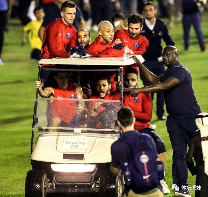 梅西深情凝望大力神杯,梅西深情凝视