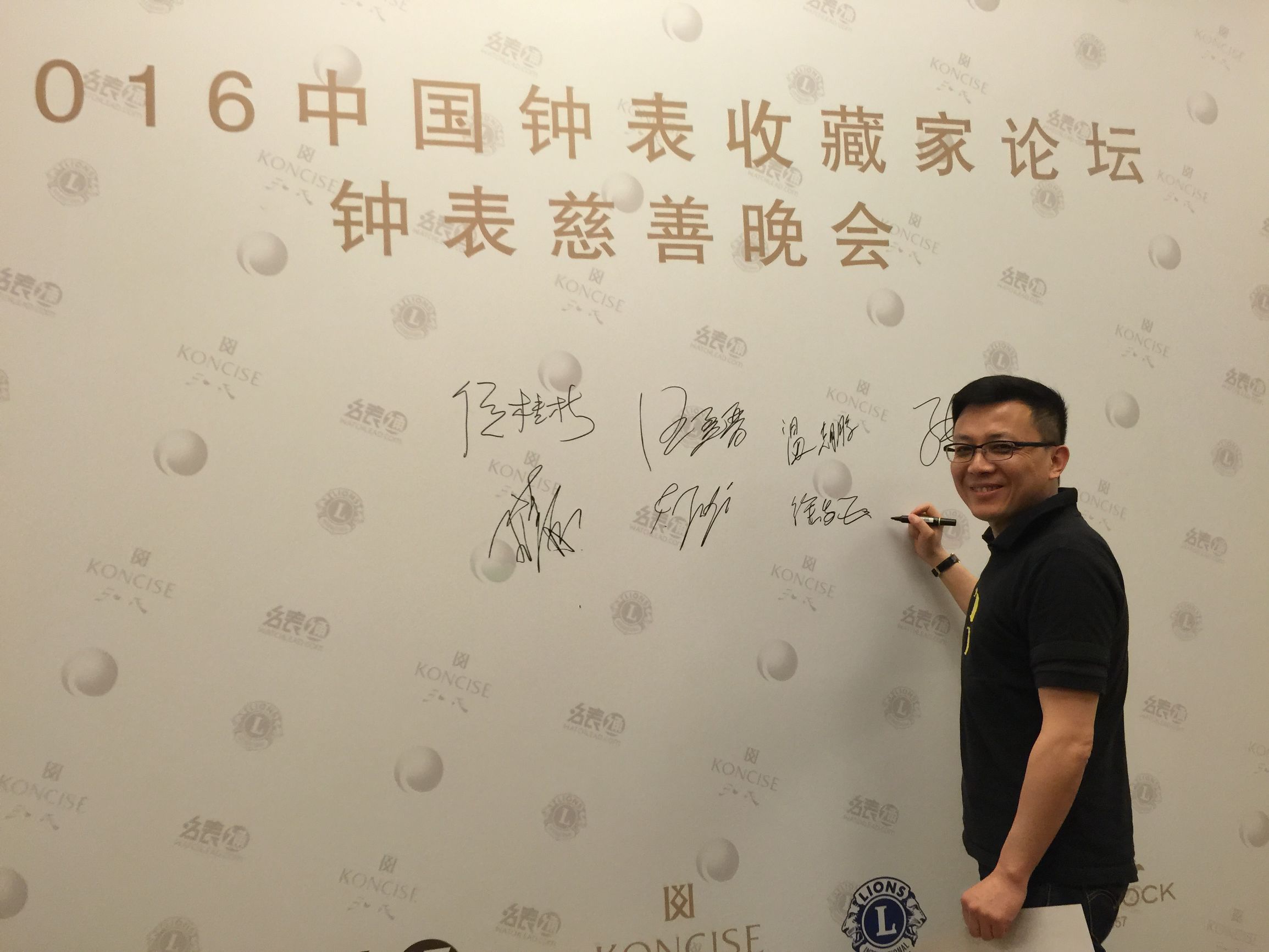 钟表收藏家展示自己的藏品,中国民间古董钟表收藏家