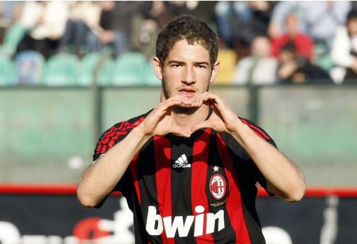 巴西盛产堕落的巨星，他曾是AC米兰的希望，却被小罗拉入深渊！