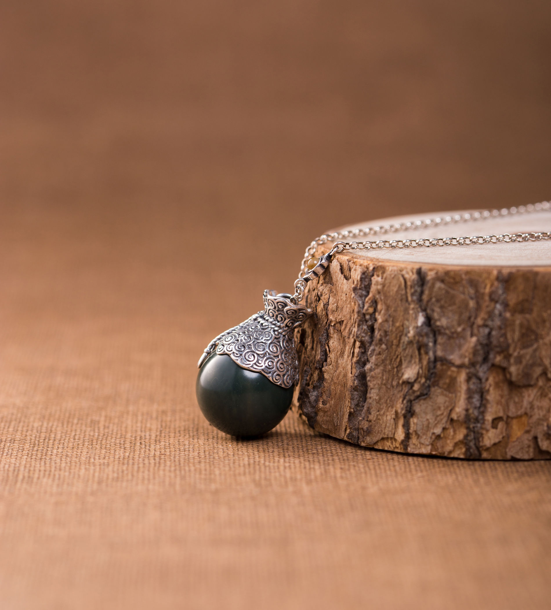 青籽话珠宝——用“纳福”包住福气，送给老去的她