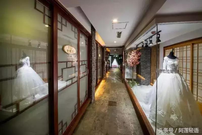 临沂这家店订购婚纱礼就赠送婚礼跟妆！还有定制充电宝赠送哦