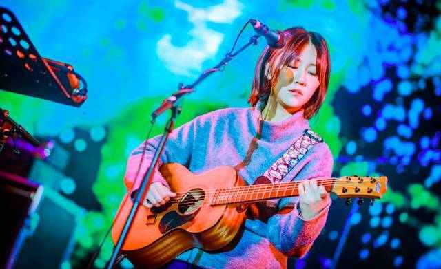 谢春花小吉他,谢春花节目里用的什么吉他