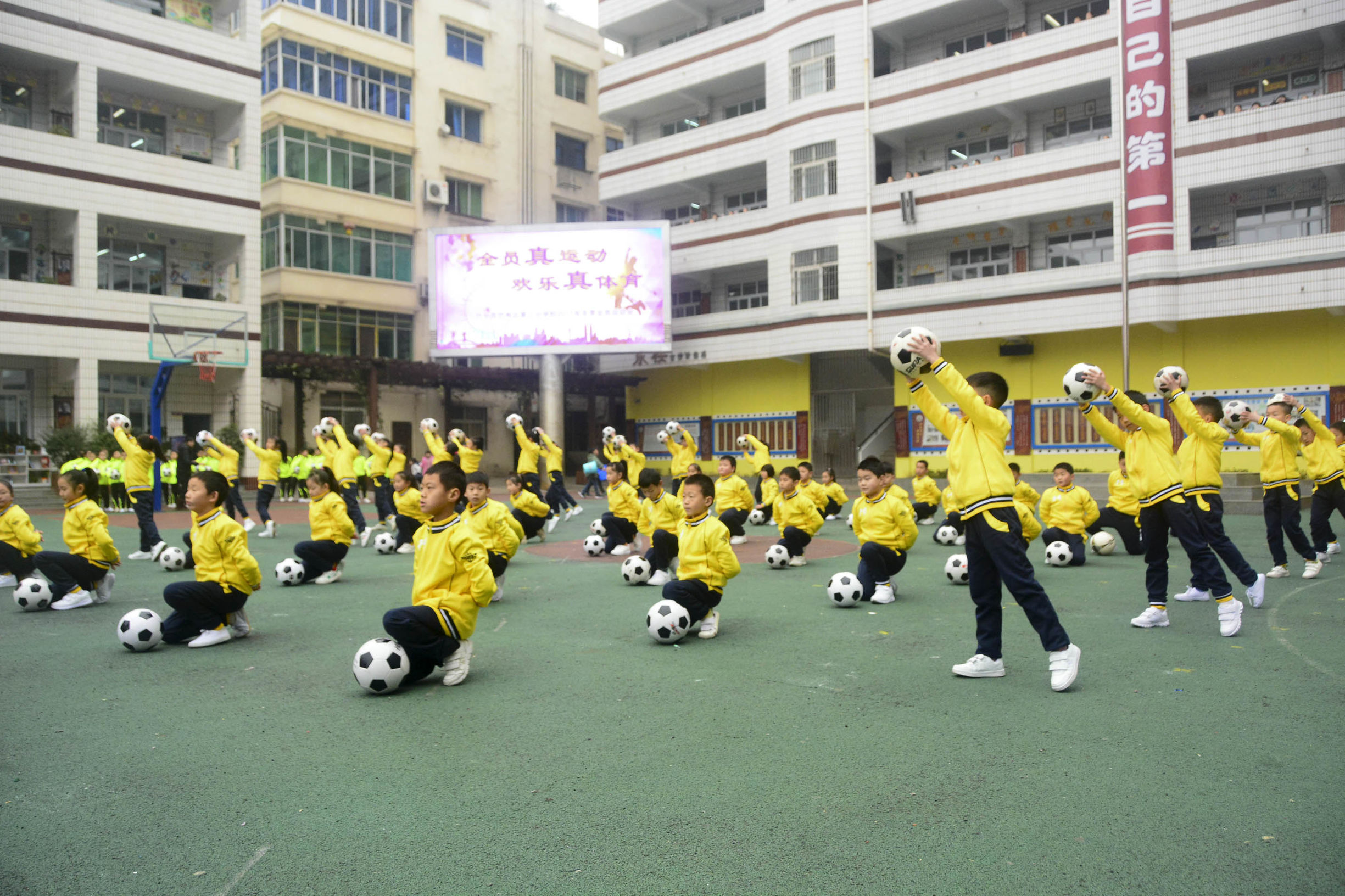 红山区第17小学足球啦啦操,三小校运会啦啦操
