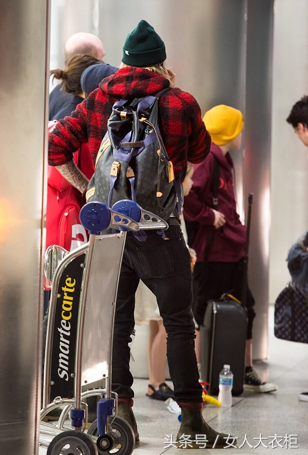 机场保安护送维多利亚·贝克汉姆一家人,贝小七Gucci皮鞋引潮流