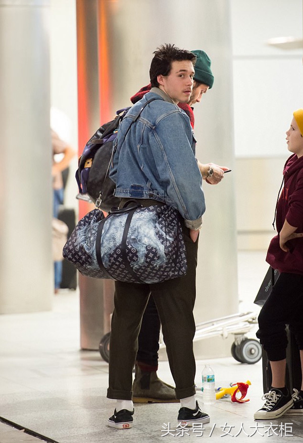 机场保安护送维多利亚·贝克汉姆一家人,贝小七Gucci皮鞋引潮流