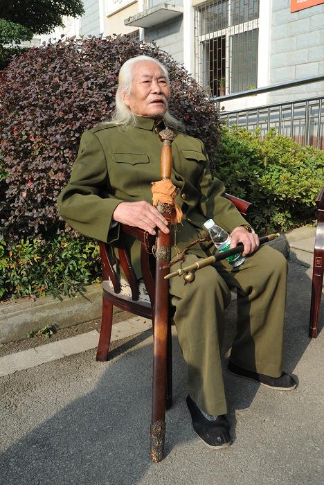 老汉背35万找战友,女子收到苹果老鼠吃了死掉,是婚姻中的不幸!