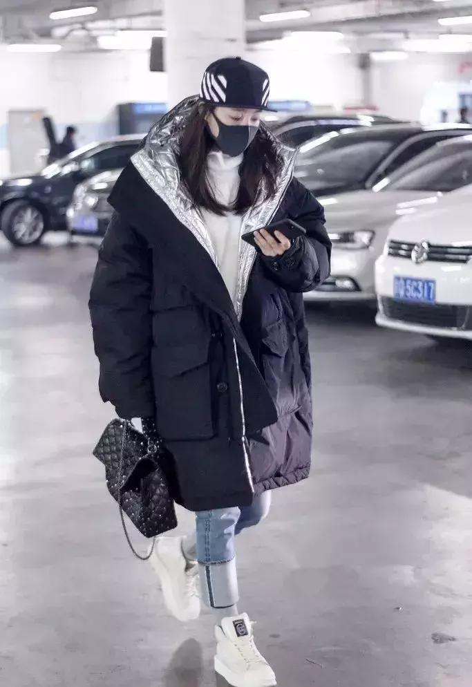 卫衣款羽绒服搭什么裤子,羽绒服卫衣冬季搭配保暖时髦