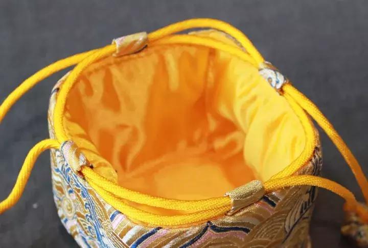 茶叶圈里有很多品茗杯袋，但是用云锦工艺做的不多！