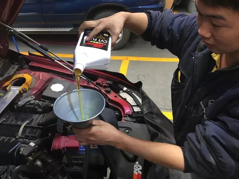 老迈腾和新迈腾综合测评,7年车大保养都需要做什么