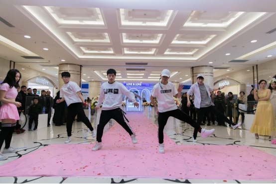 LOVELOVE概念店元旦开业真爱之花誓将浪漫进行到底