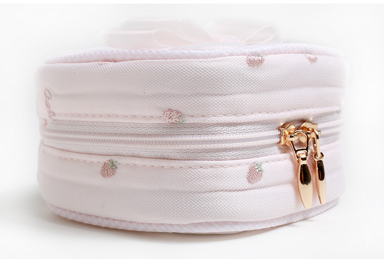 一款日系可爱草莓刺绣小巧首饰盒