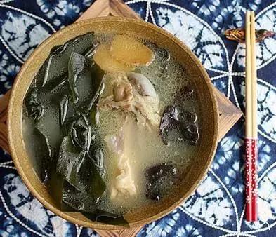 大骨熬好汤骨头捞出来要盖盖子吗,大骨头炖好啦泡在汤里还是捞出来