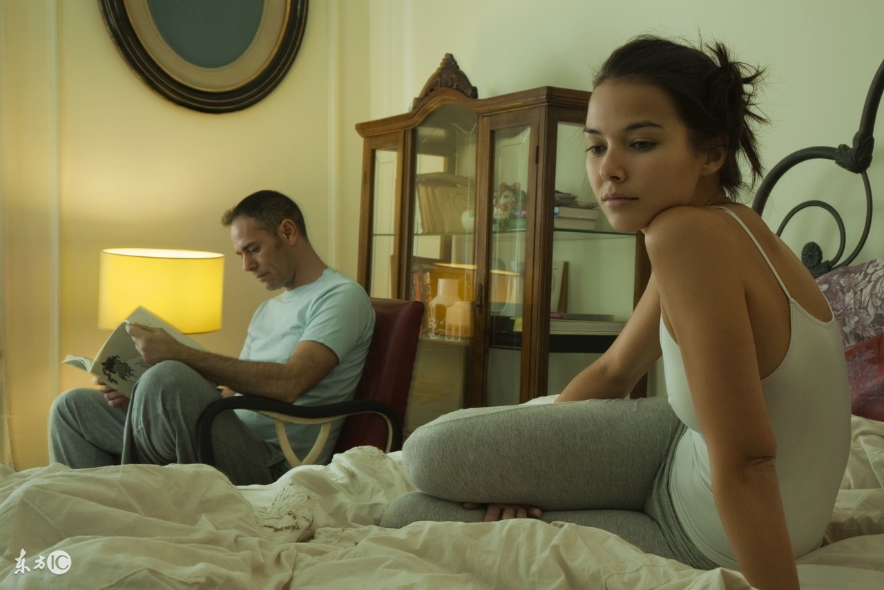 婆婆当我的面摸老公的*处私**,老公当我和婆婆的面尿尿,这正常吗