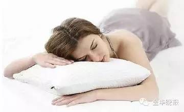 你的睡姿正确吗?金华小伙一觉醒来后胳膊麻木,东西都拿不稳了