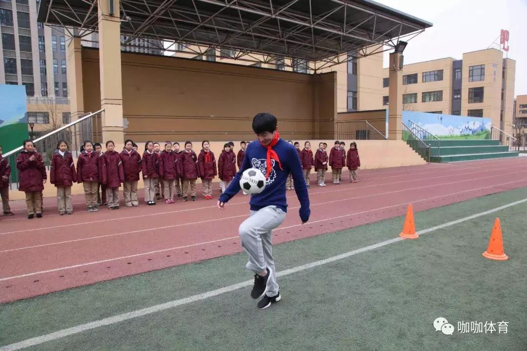 这所学校建成没几年，就被定为全国足球特色学校，厉害了！