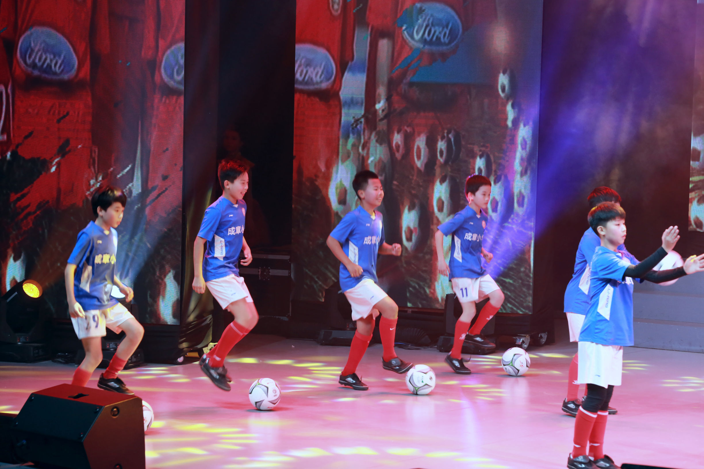 足球秀幼儿园,快乐足球阳光童年