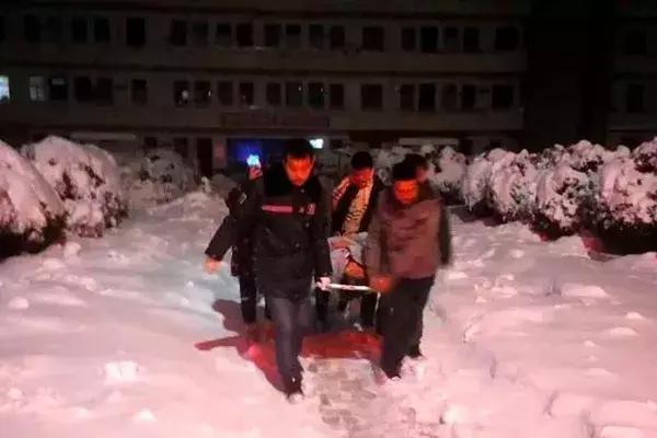 深夜孕妇突发急症,阜阳孕妇羊水破危急