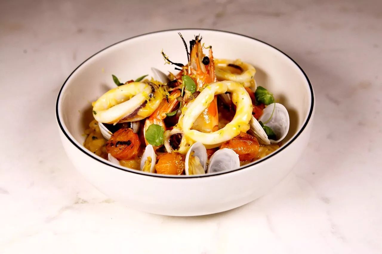 惊了！大胃美少女在建国北路的罗森吃掉一根Dior变色唇膏！