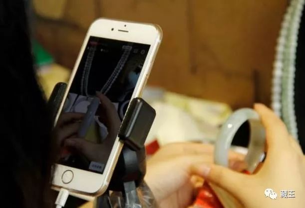 直播间低价玉石珠宝骗局,直播平台卖几十元的玉石是真是假