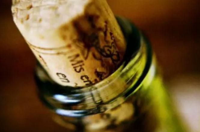 葡萄酒有浑浊沉淀物还能喝吗,葡萄酒漏液还能喝吗