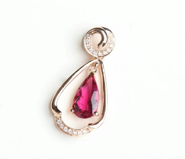 女人戴什么样式的黄金吊坠寓意好,项链吊坠款式是花形代表什么寓意