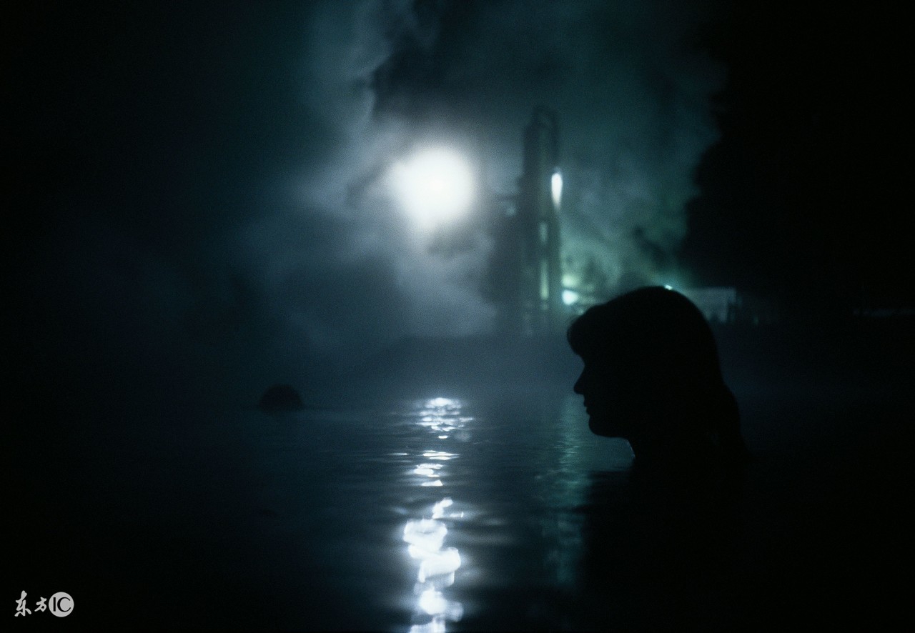 小时候我们家住在农村,小时候窗户