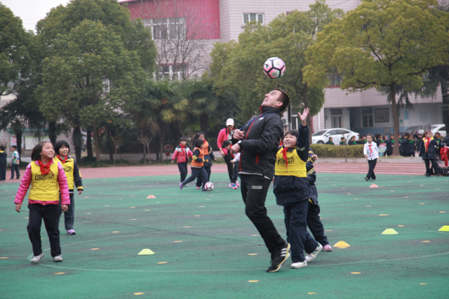 中国大力发展校园足球政策,那些年我们追过的足球