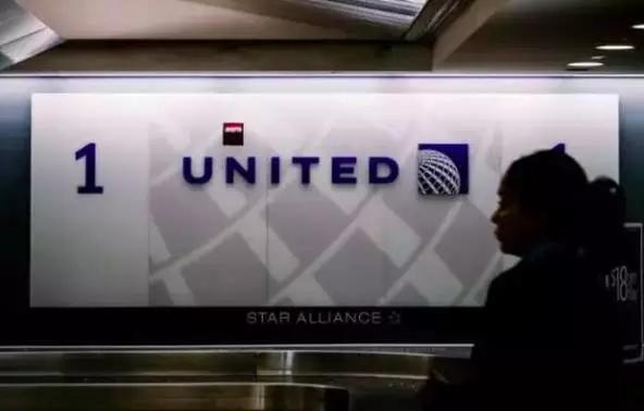 美女血拼五个Coach包带回国,然而,打开行李的一瞬间,啥都没了