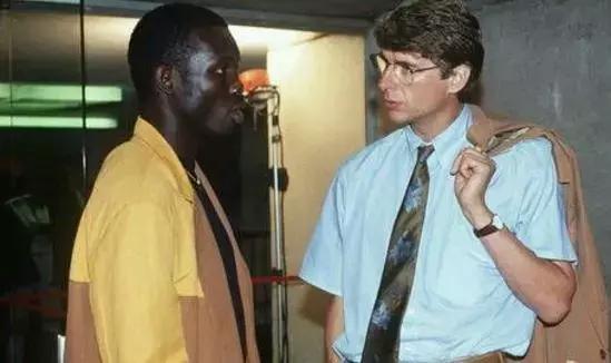 从CCTV5跳转到CCTV1的男人，51岁足球明星逆袭成“非洲特朗普”！