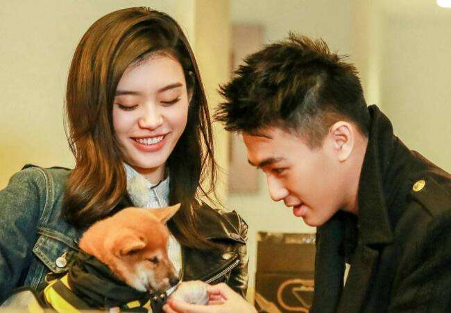 何猷君赌王儿子对奚梦瑶说的话,赌王家族何猷君紧牵奚梦瑶