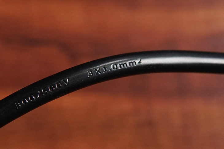 插座电压忽高忽低怎么回事,电压过高插座电压降低