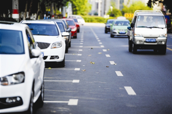停在路边车窗被砸被盗怎么处理,车停路边被物体砸怎么处理