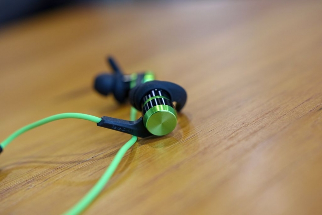 1moreiBfreePlus试玩:经典升级,让iPhone支持高清蓝牙音质