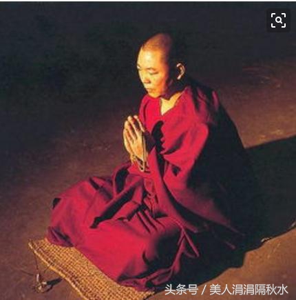 少女对着和尚唱情歌，和尚忆起死去的爱妻，泪如雨下