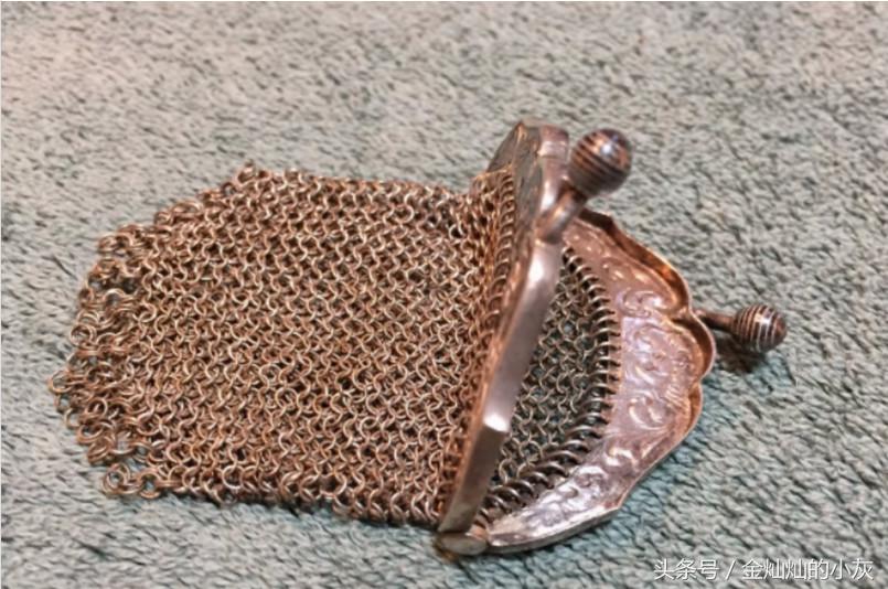 男子在海边捡到一个奇怪的东西,男子捡到奇怪物