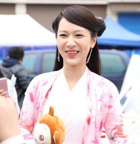 杨紫法令纹为什么那么重,杨紫笑的时候法令纹深