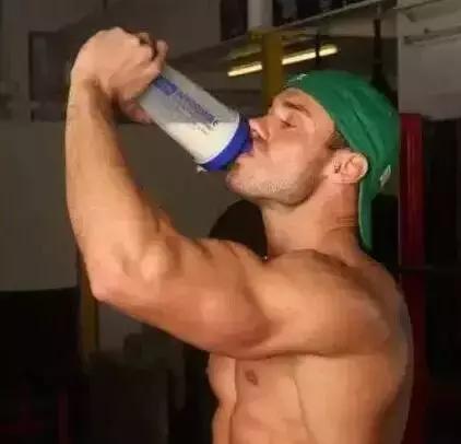 增肌前喝增肌粉还是增肌后喝好,健身增肌该如何喝增肌粉