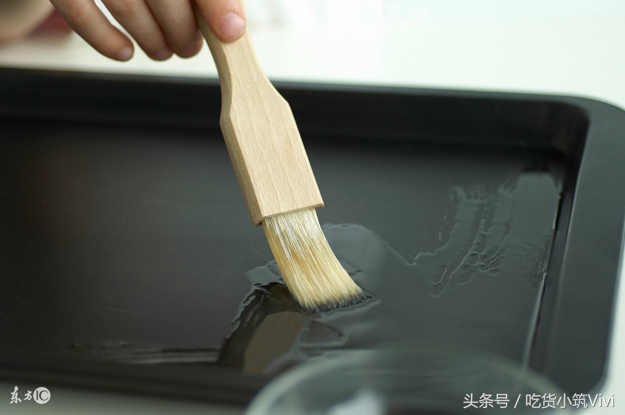 蛋糕冷却脱模正确方法,戚风蛋糕脱模粘模具怎么办